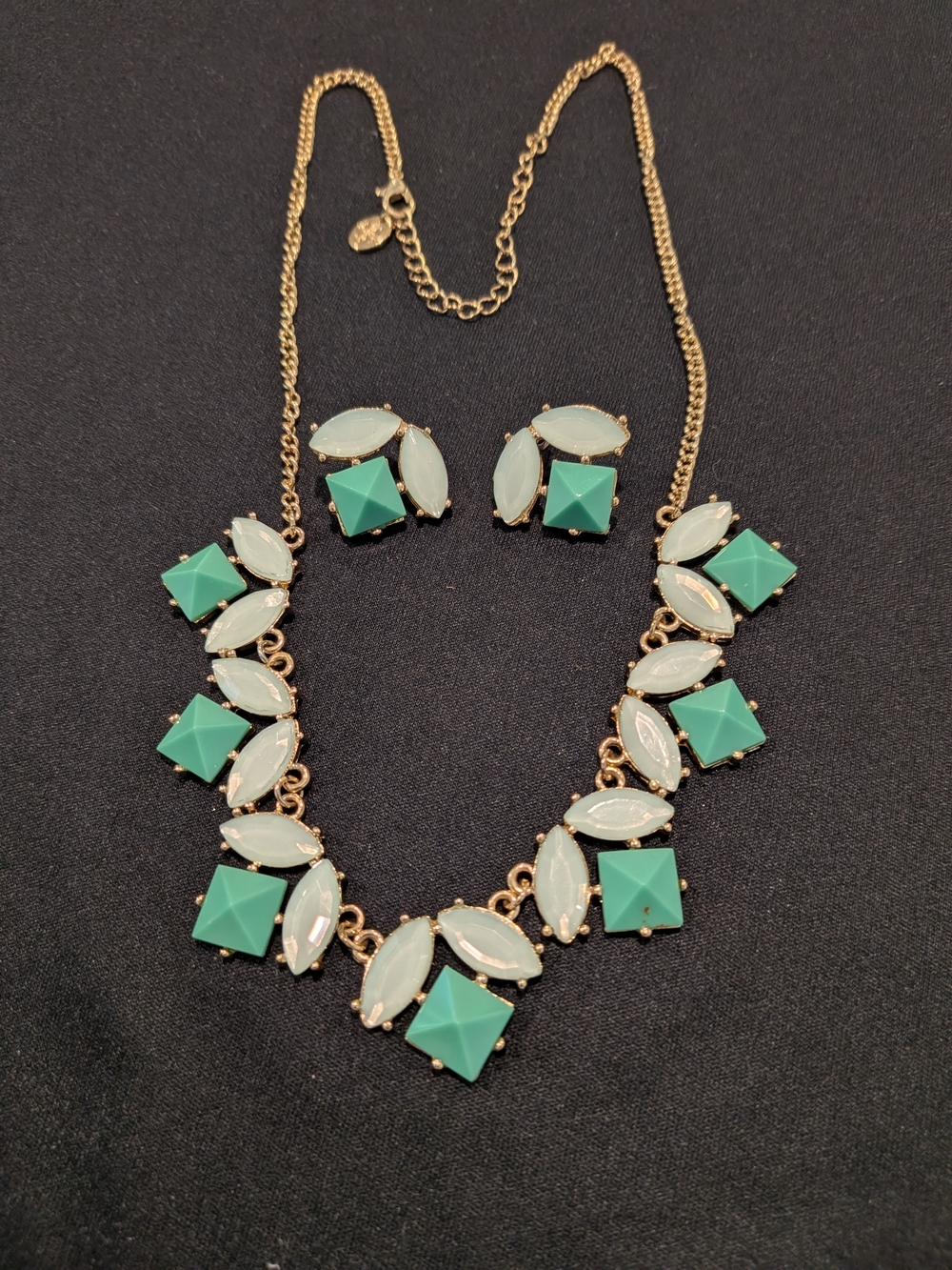 Gold-Tone Mint & White Statement Necklace 11" with Matching Earrings